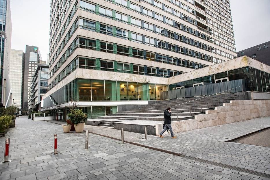 Op de Zuid-as is het nu een stuk stiller, maar nog steeds worden hier werkenden gedwongen om naar kantoor te komen. Foto: Guus Dubbelman