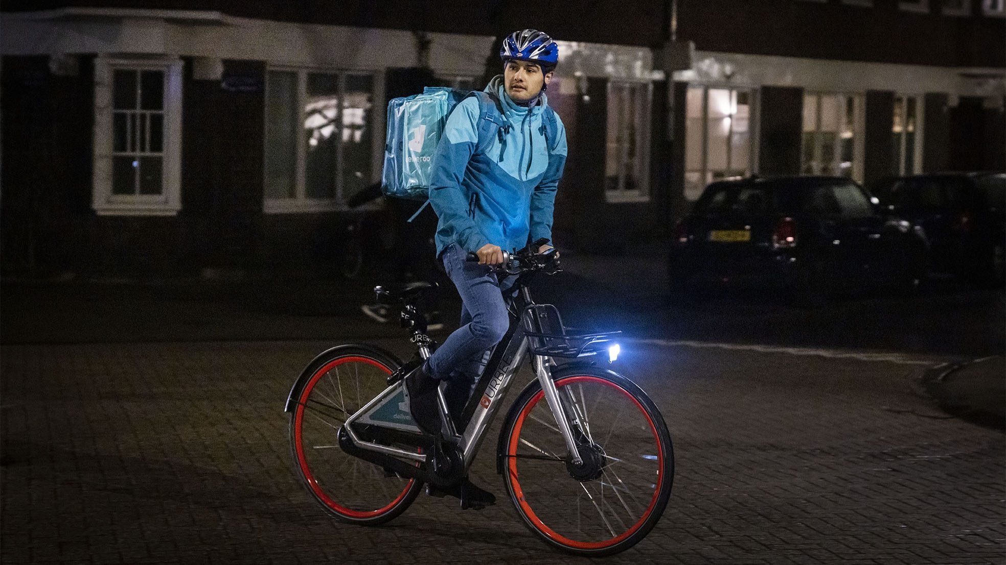 Een maaltijdbezorger van Deliveroo op pad. Maaltijdbezorgers worden uitgezonderd van de avondklok. Voor hen is een modelverklaring dus niet nodig. Foto: ANP