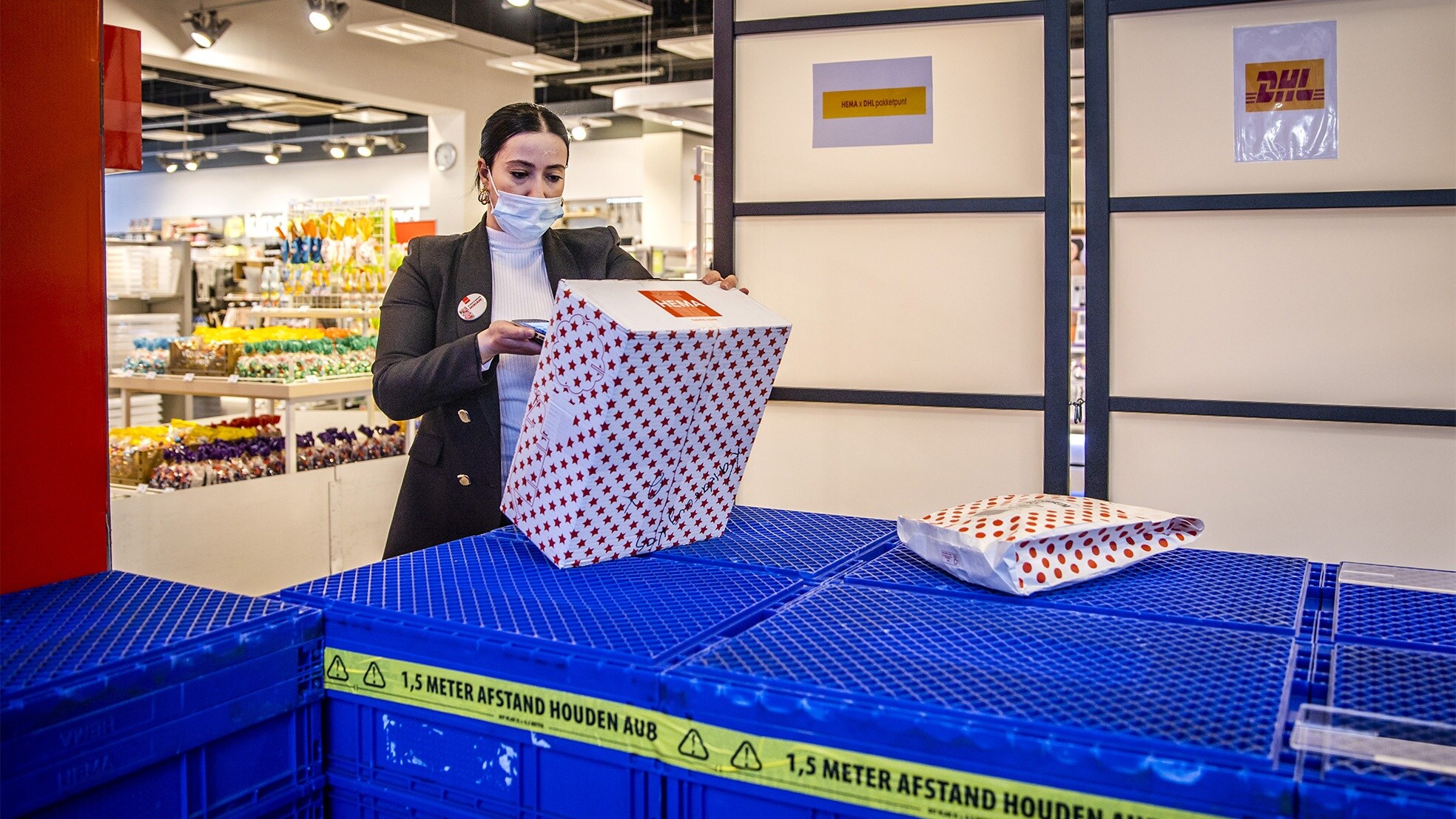 De afhaal- en brengpunten van DHL in HEMA-winkels blijven na lockdown behouden. Foto: ANP