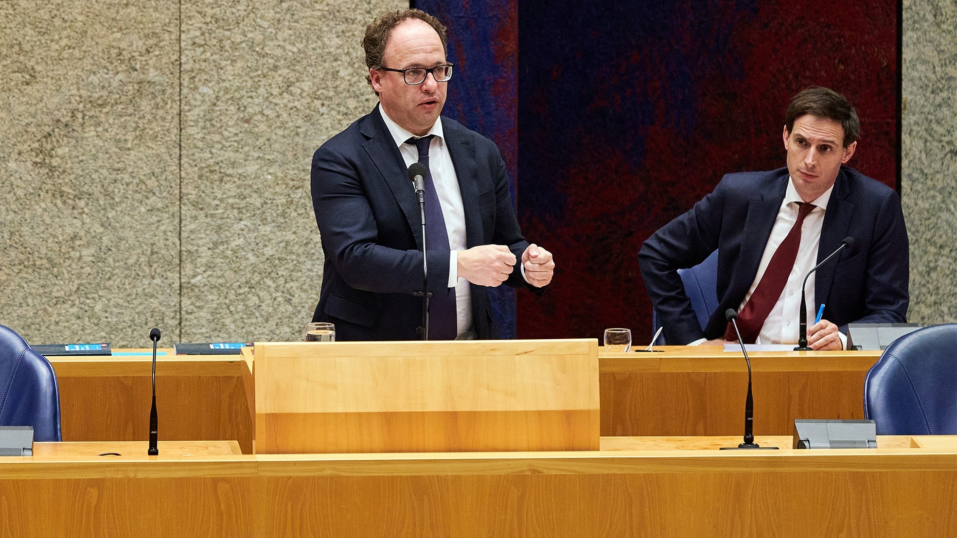 Demissionair ministers Koolmees (links) en Hoekstra in de Tweede Kamer. Foto: ANP