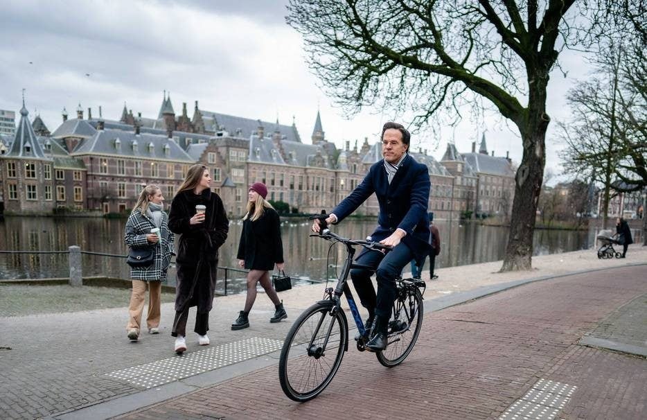 Demissionair Premier Mark Rutte op zijn Koga F3 onderweg naar koning Willem-Alexander om het ontslag aan te bieden van zijn kabinet. Het kabinet besloot op te stappen na het vernietigende rapport over de toeslagenaffaire. Foto: ANP.