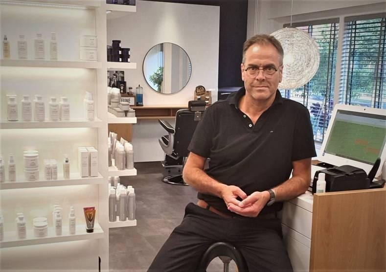 Aljan Talens van Talens Haarmode heeft ‘een spaarpot voor de oude dag’ en die spreekt hij nu aan. ,,Ik zal wat langer moeten doorwerken; ik eet mijn pensioen op”.