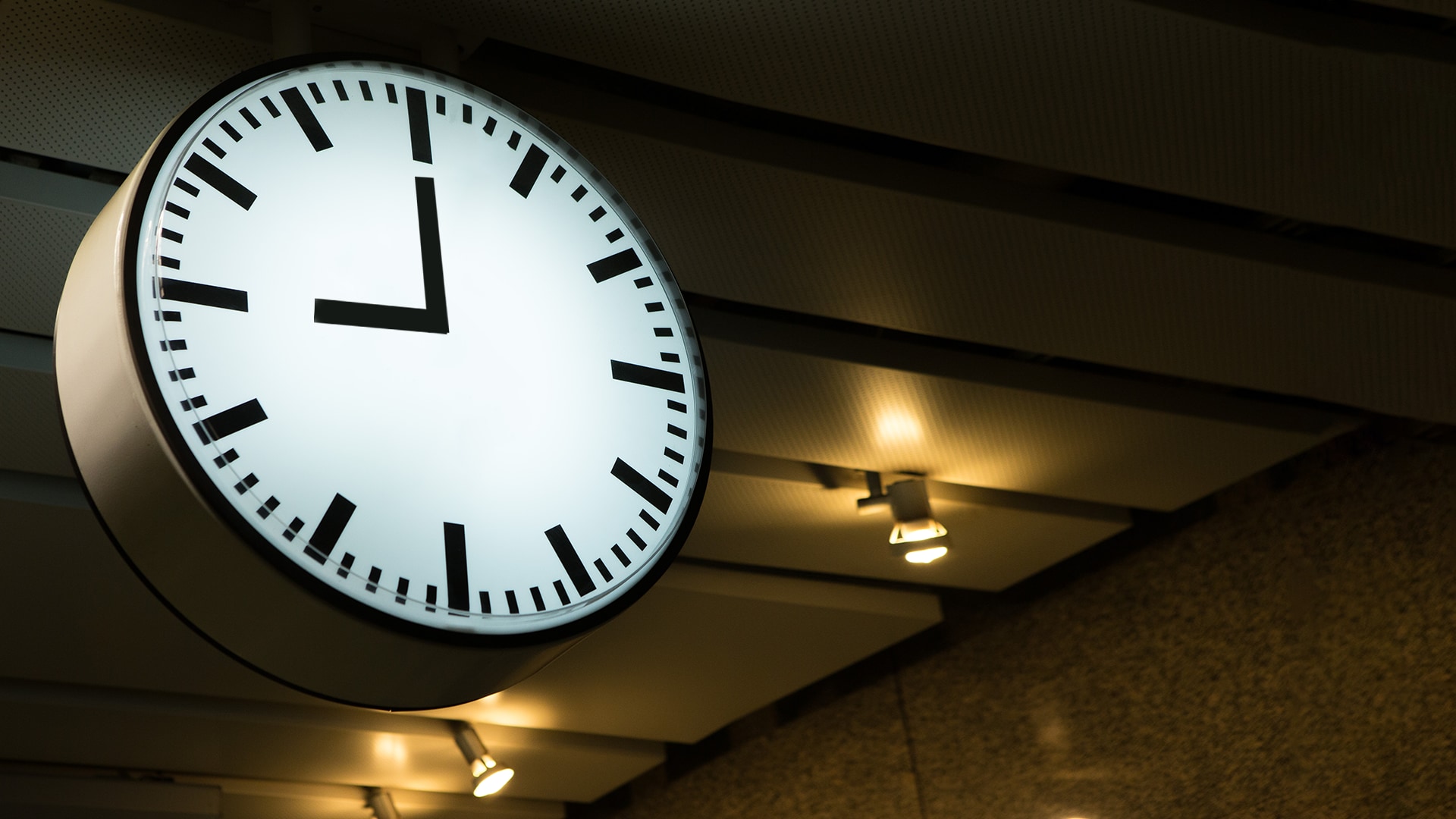 Niet om 20.00, niet om 20.30, maar uiteindelijk om 21.00 uur gaat de avondklok in.