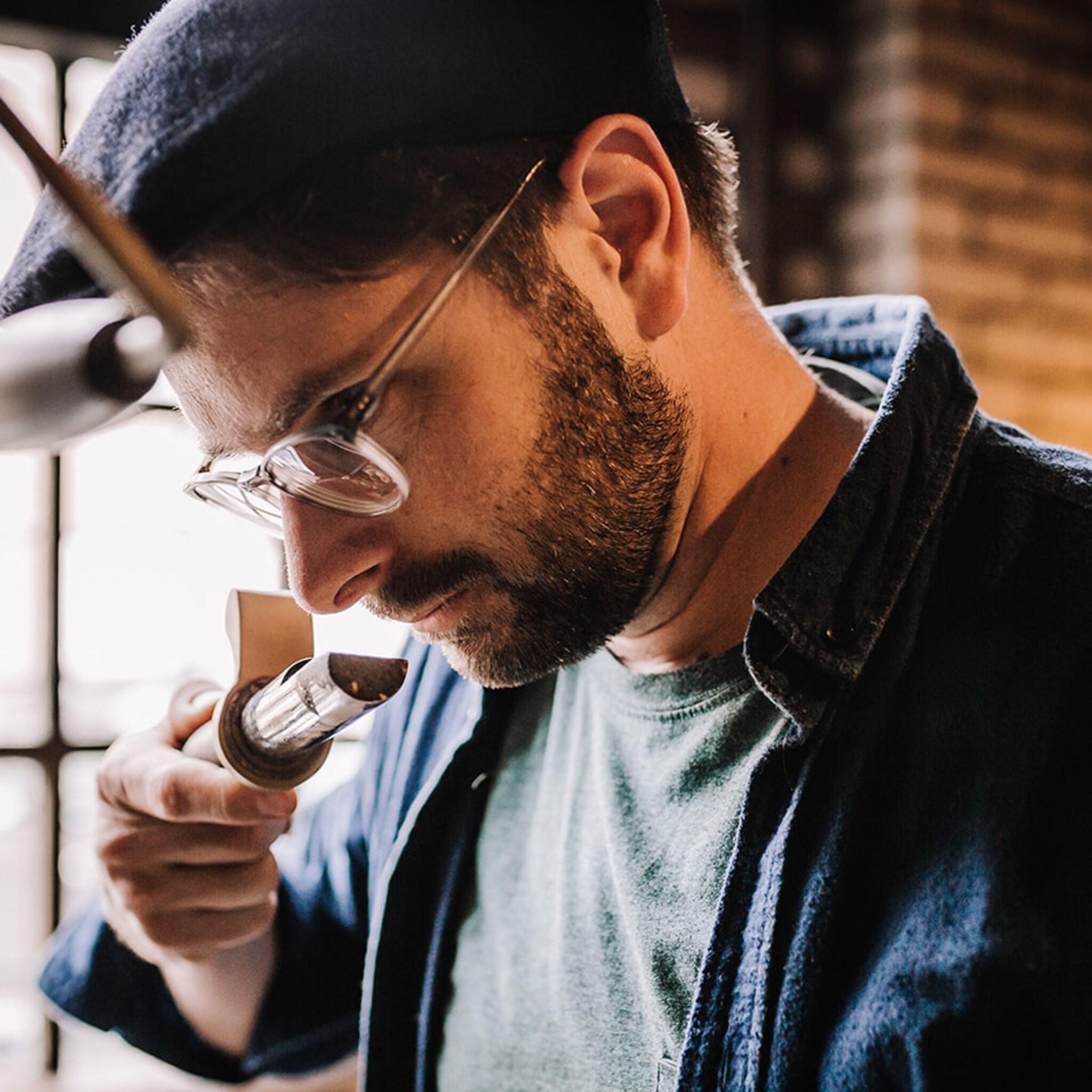 hoe koffiemakers beanbrothers man met bril koffie en bocca coffee proberen te overleven