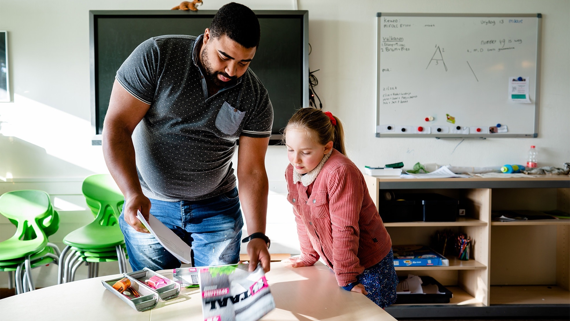 Kinderen halen schoolboeken op voor thuisonderwijs. Foto: ANP