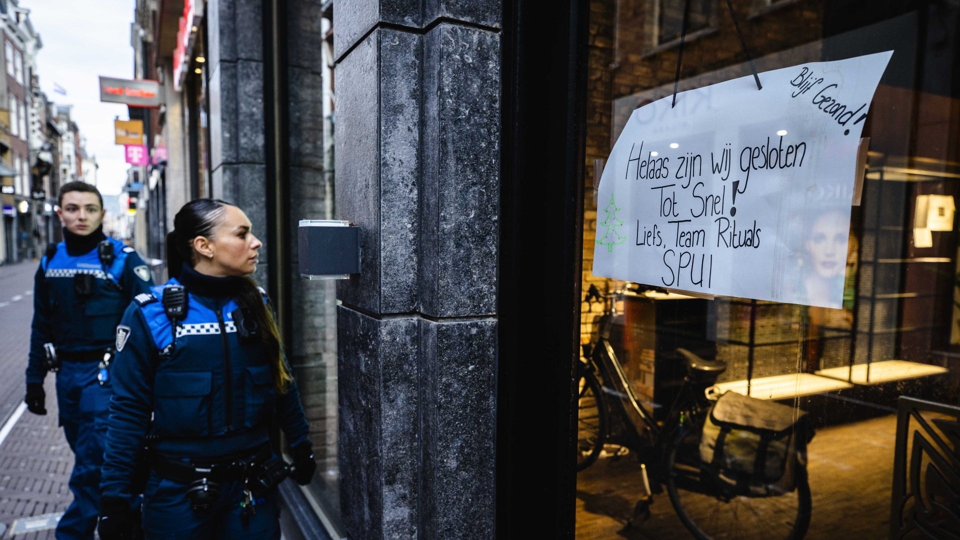 Boa's controleren of de coronamaatregelen worden nageleefd, zoals hier bij een Rituals-filiaal. Foto: ANP