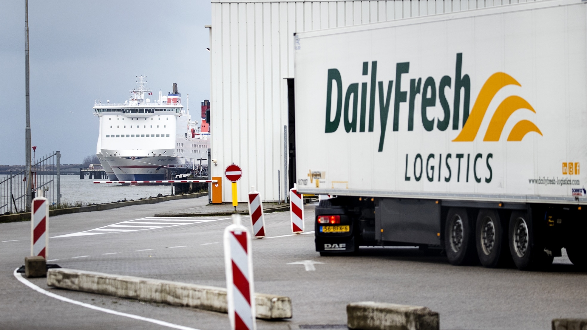 Vrachtwagens op weg naar het Verenigd Koninkrijk in de haven van Hoek van Holland. Foto: ANP