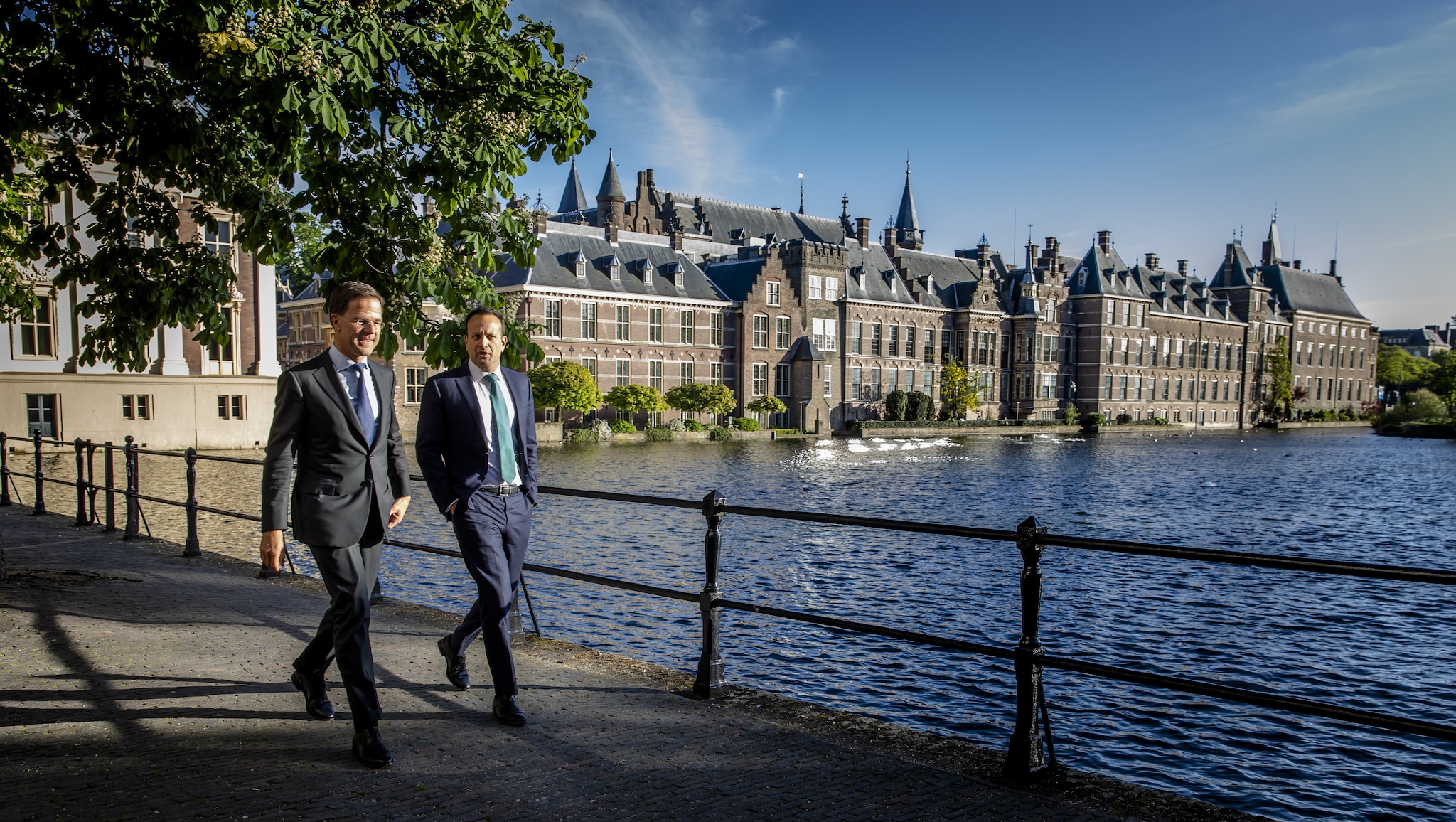 Politiek Den Haag: het Binnenhof gezien vanaf de hofvijver, met Mark Rutte aan de wandel. Archieffoto ANP.