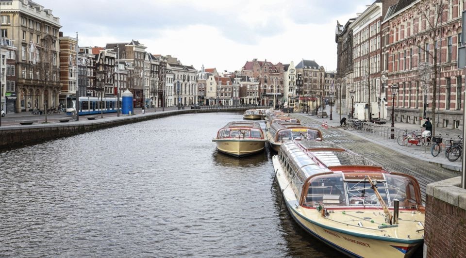 Rondvaartboten in Amsterdam liggen stil door de coronacrisis. Foto: Anouk Hulsebosch