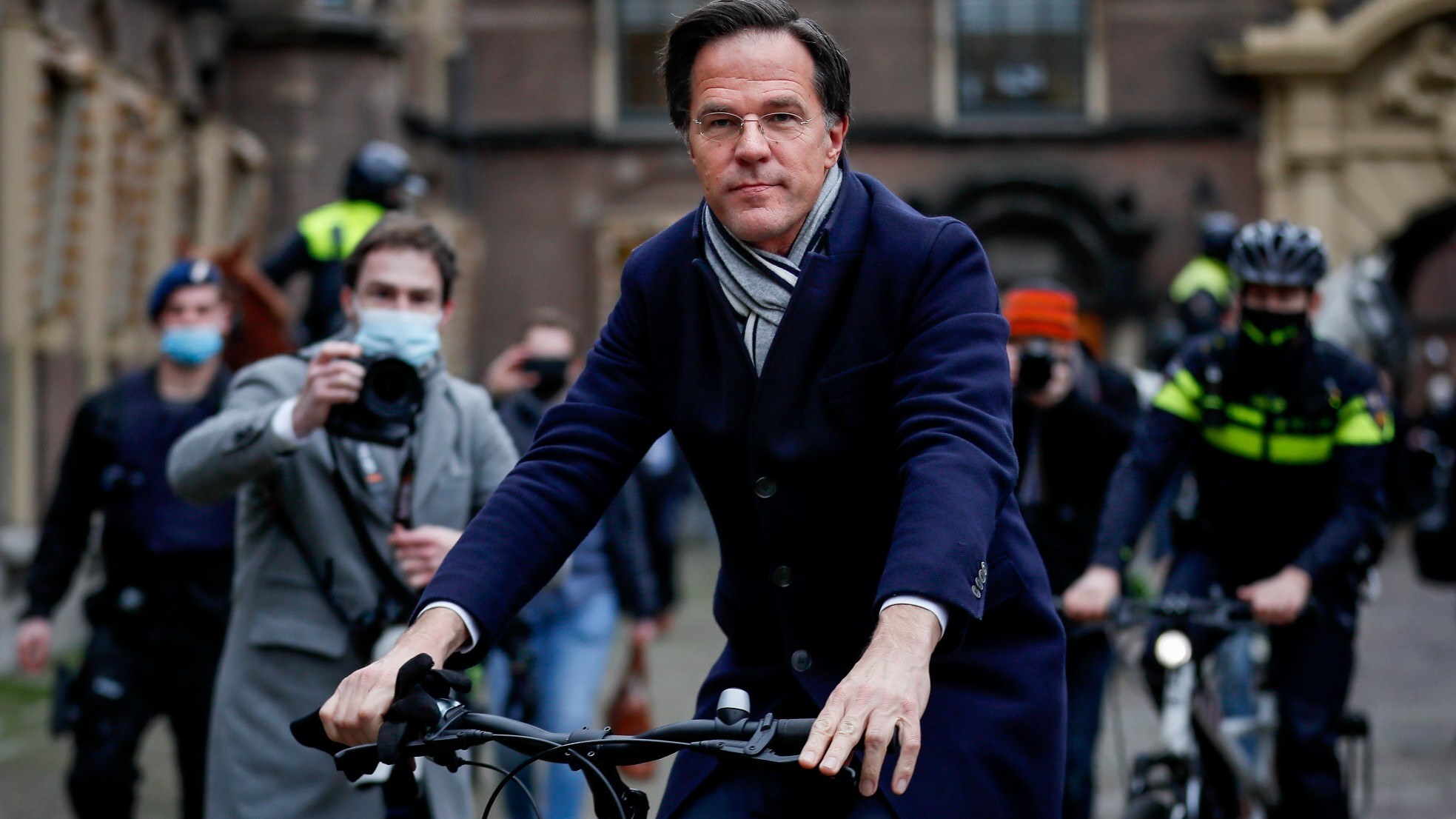 Premier Mark Rutte demissonair onderweg naar de koning om het ontslag van zijn kabinet toe te lichten. Foto Remko de Waal