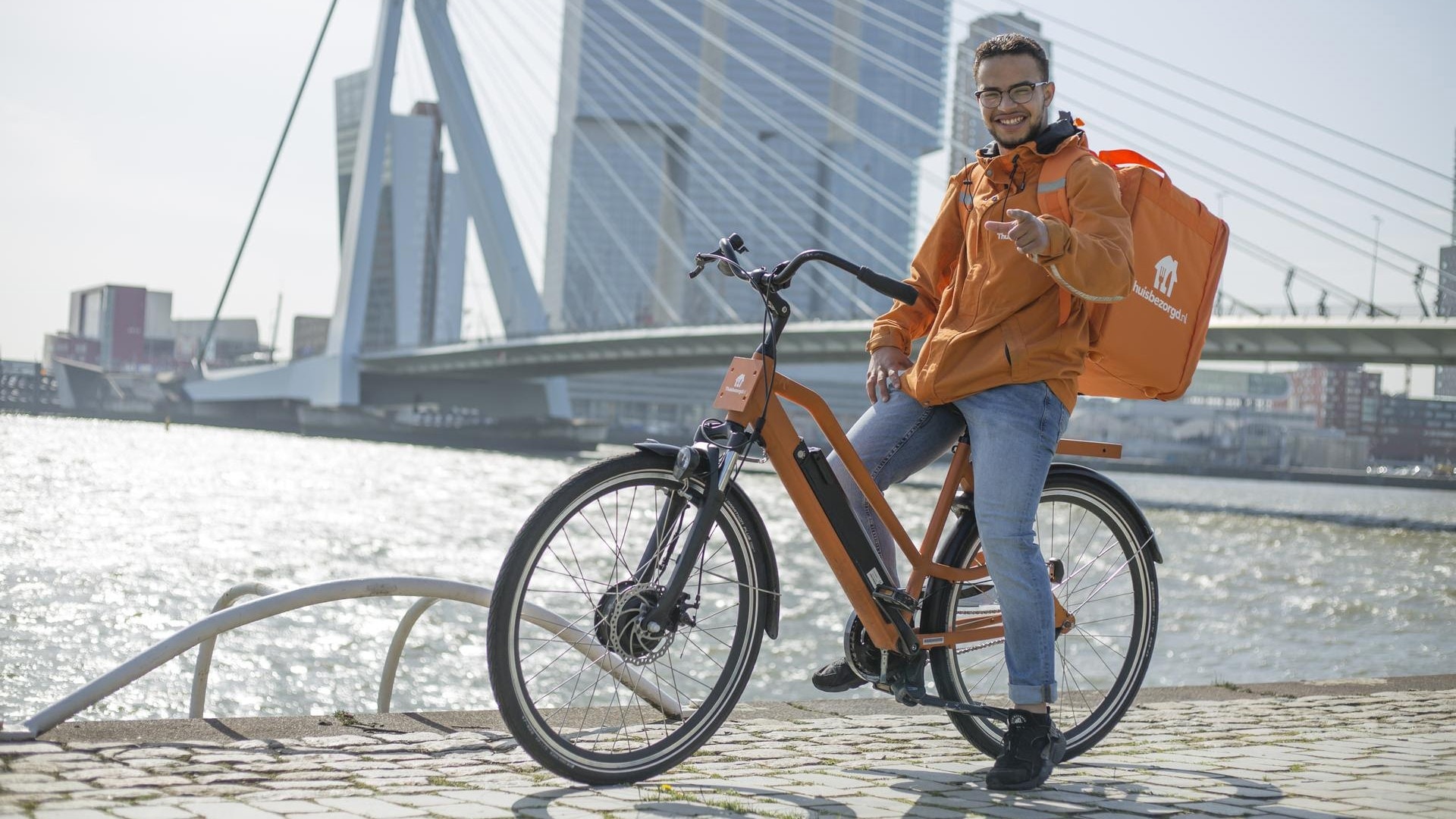Een besteller van Thuisbezorgd in Rotterdam