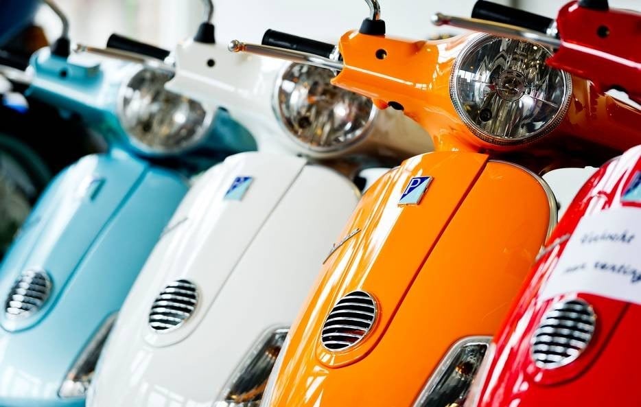 Vespa's op een rij in een winkel in Amsterdam. De snorfiets wint als gevolg van corona enorm aan populariteit Foto: AD/ANP