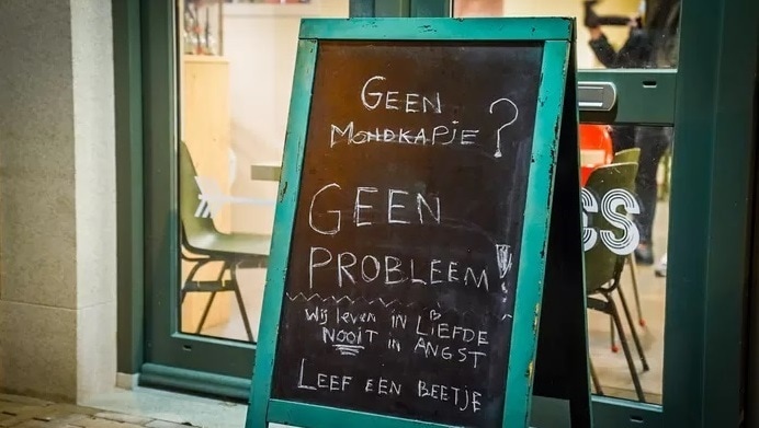 Restaurant De Kiet in Eindhoven hield zich bewust niet aan de coronamaatregelen. Tot de politie voor de deur stond. Foto: Bert Jansen / Sem van Rijssel