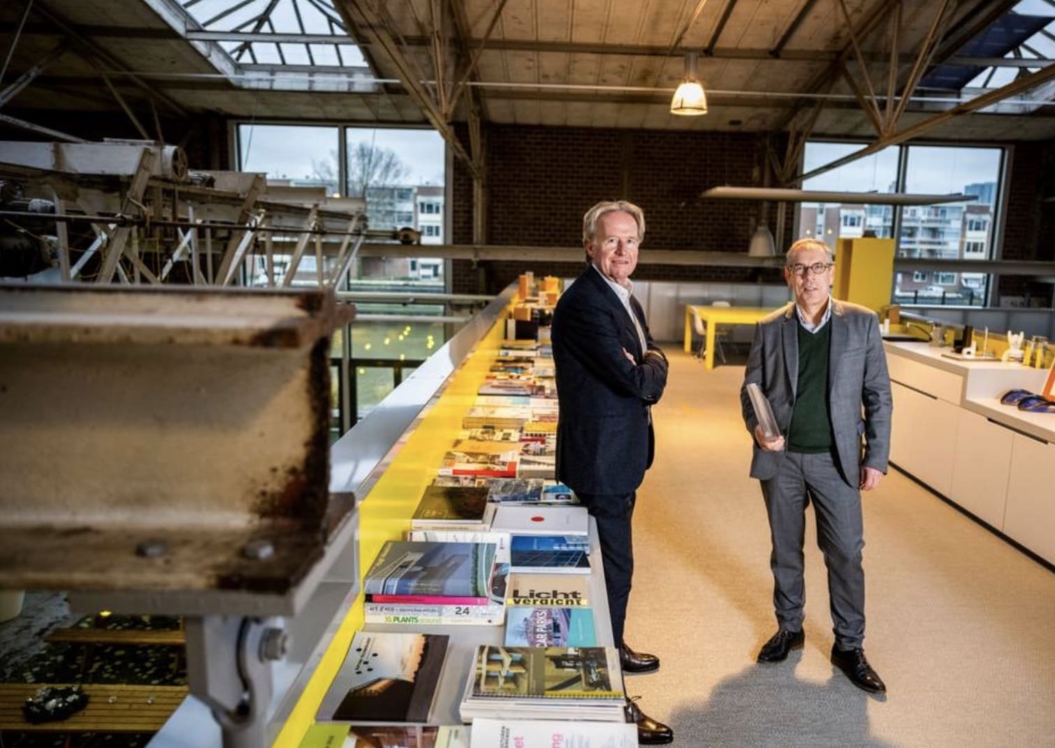 Op de stalen constructie links van Remko Wiltjer en Rob Stark moet het in een 3D-printer vervaardigde kantoor komen te staan. Foto: Frank de Roo