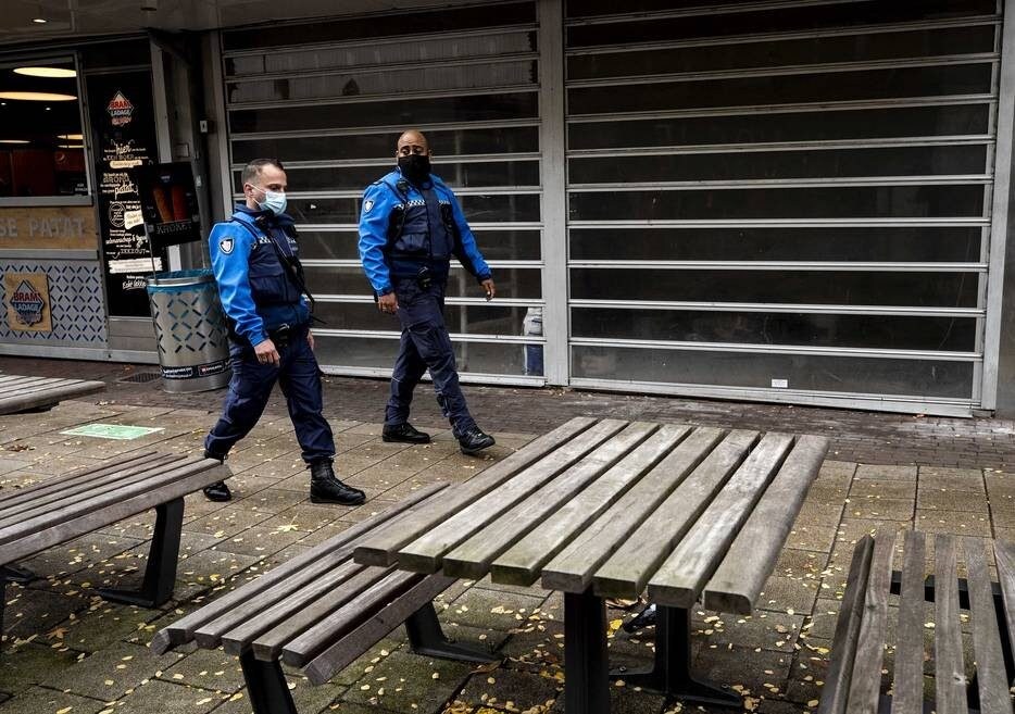 Hoewel de winkeliers niets hebben gehoord over een mogelijk langere sluiting van de winkels, zouden ze dat niet helemaal verrassend vinden, gezien het aantal coronabesmettingen. Foto: AD/ANP