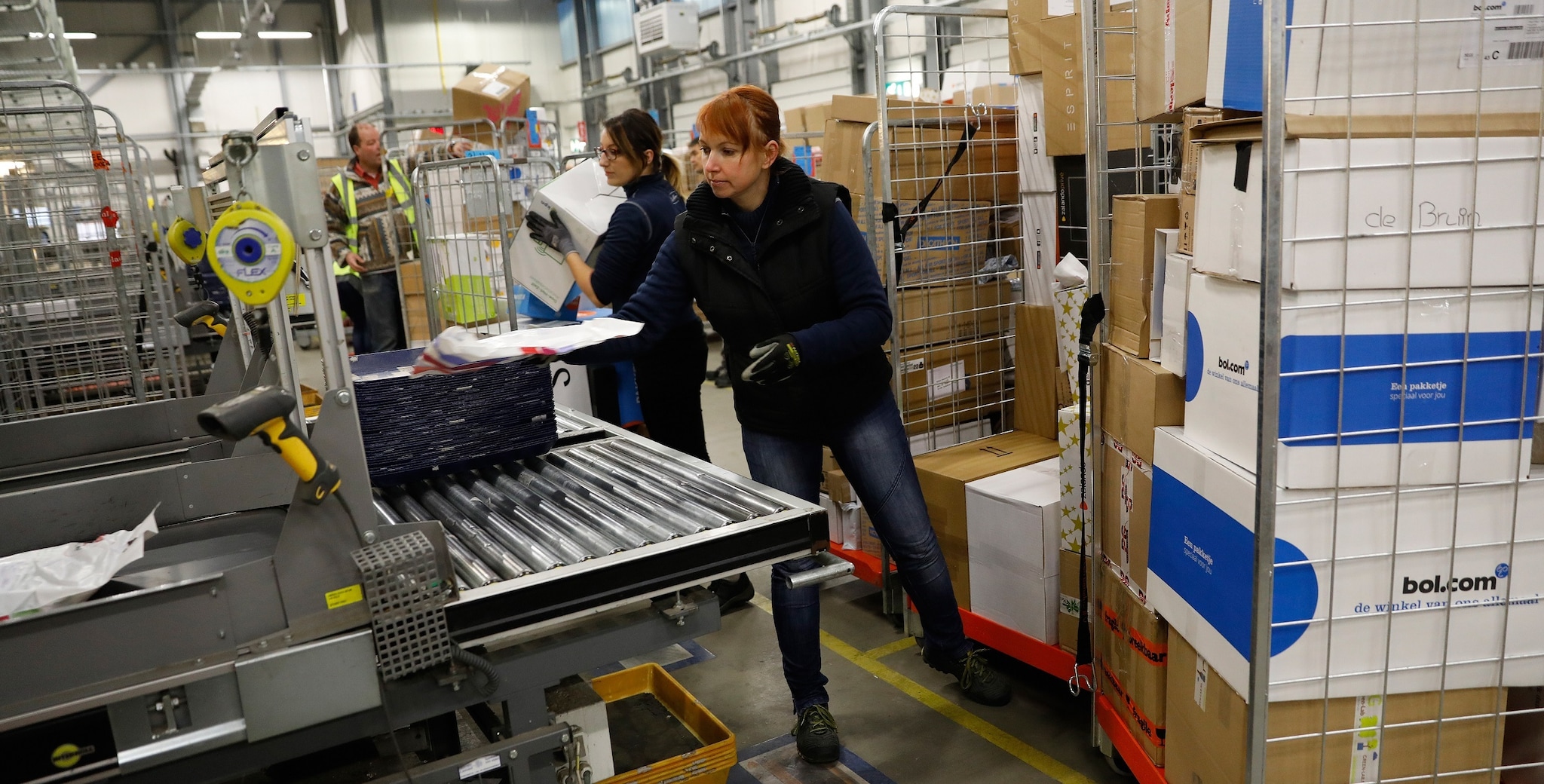 Tijdens de feestdagen was de drukte in de distributiecentra van PostNL ongekend. Foto: ANP