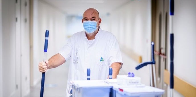 Kees Riemersma staat normaal achter de bar van zijn café Rocks, maar is nu tijdelijk aan het werk als schoonmaker in het ziekenhuis. Foto: Emiel Muijderman