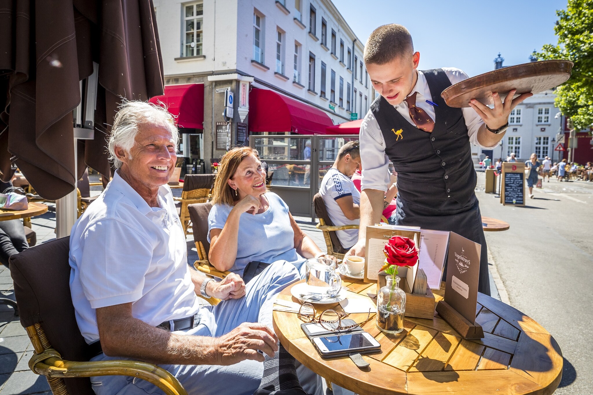 Terrasbezoekers op het Vrijthof in Maastricht op 1 juni, toen de horeca weer openging. Foto: ANP
