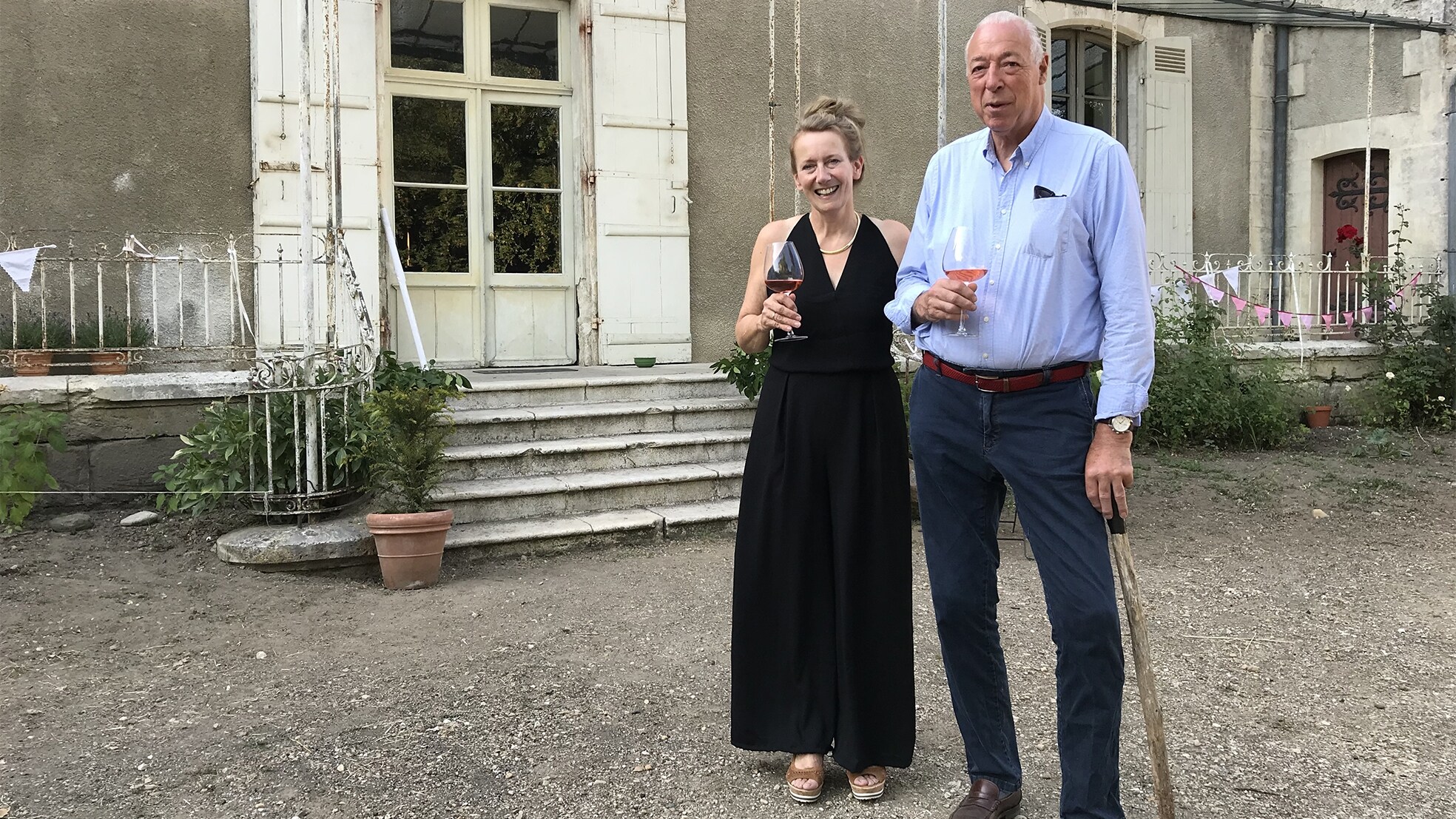 Emmy Postma en echtgenoot Rutger bij haar Franse chateau. Foto: AVROTROS