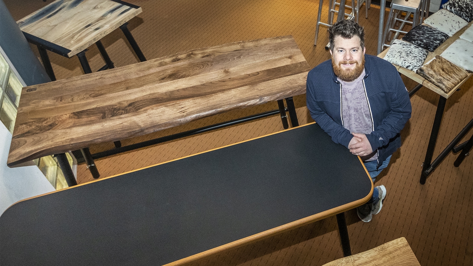 Merijn Janssen tussen de bartafels die hij aan de man gaat proberen te brengen. Foto: Sem Wijnhoven/DCI Media