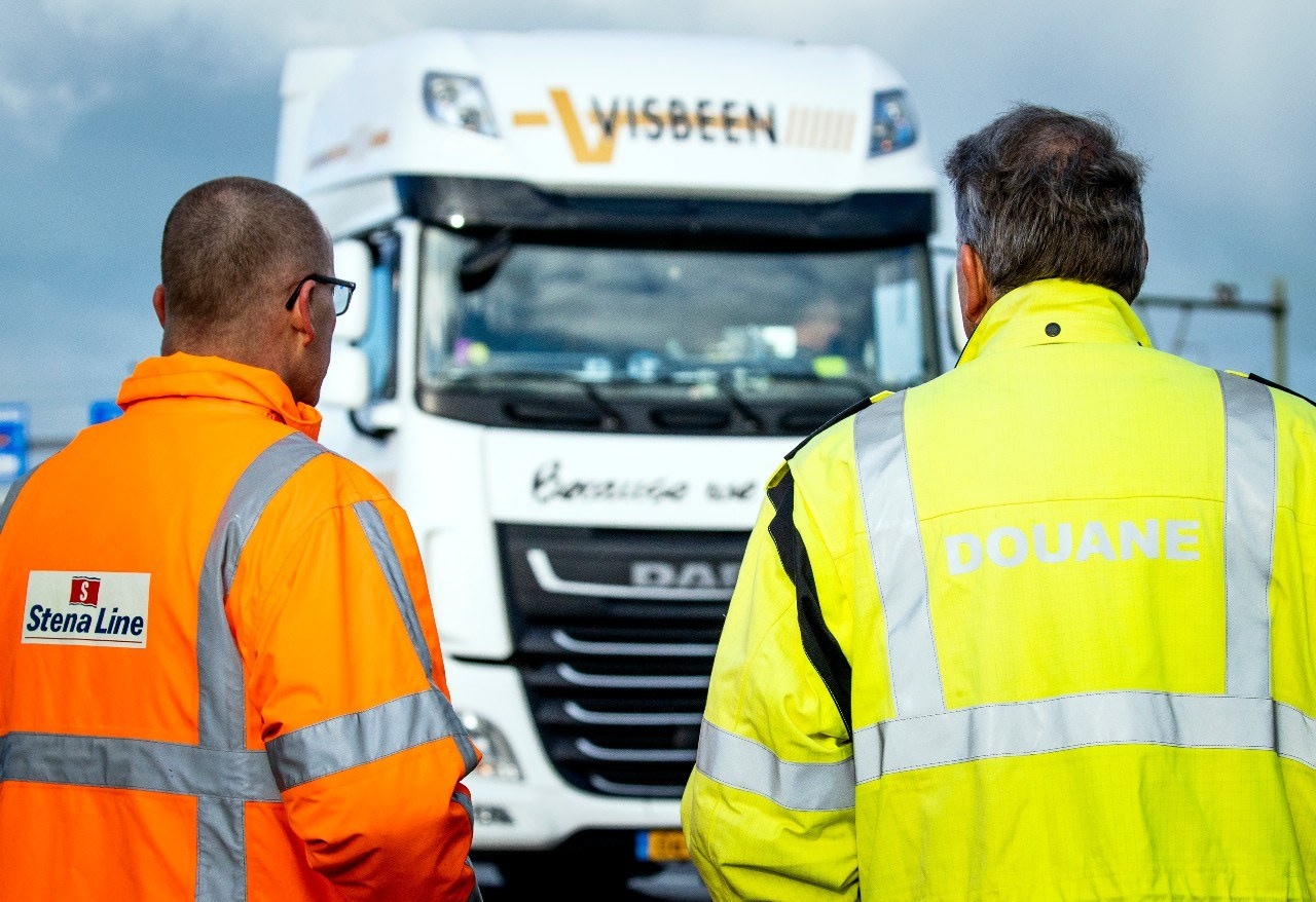 Een medewerker van StenaLine en een medewerker van de douane bij het vertrek van het eerste schip naar het Verenigd Koninkrijk na het Brexitakkoord. Foto: ANP