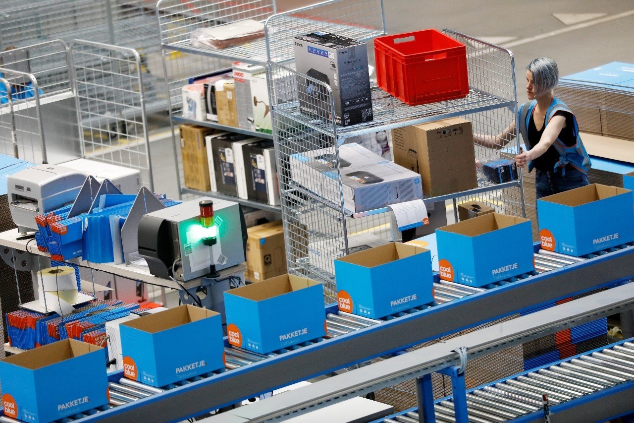 Pakketjesmachine in het magazijn van internetwinkel Coolblue. Foto: ANP