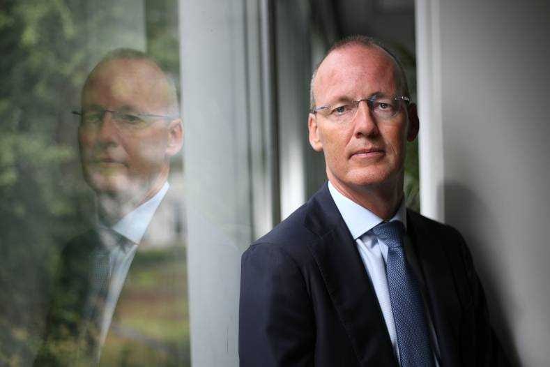 ,,Wat ik probeer te benadrukken, is dat er weer perspectief is, een uitgang. Dankzij het vaccin kijken we nu veel positiever naar de toekomst dan een paar maanden geleden’’, aldus Klaas Knot. Foto: DNB/Marieke Bijster.