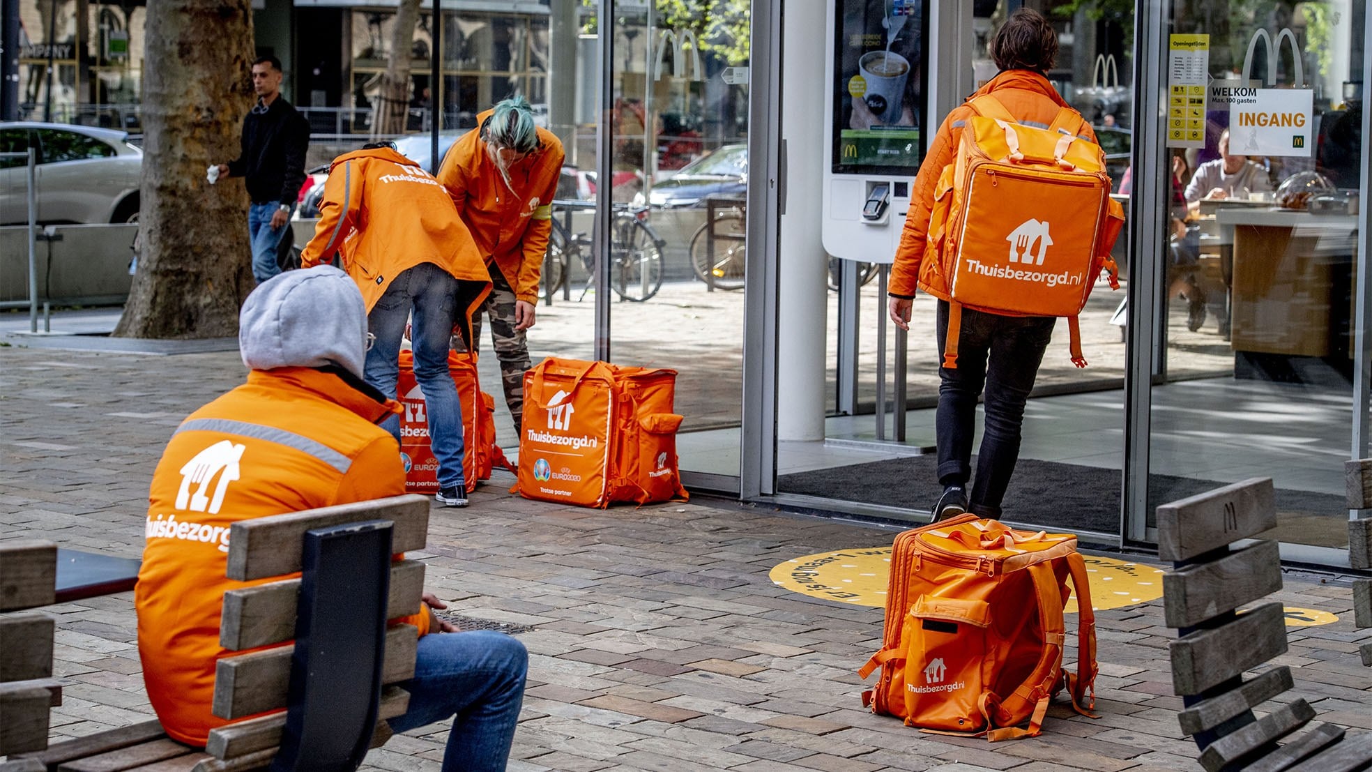 Maaltijdbezorgers van Thuisbezorgd.nl in Rotterdam. Foto: ANP.