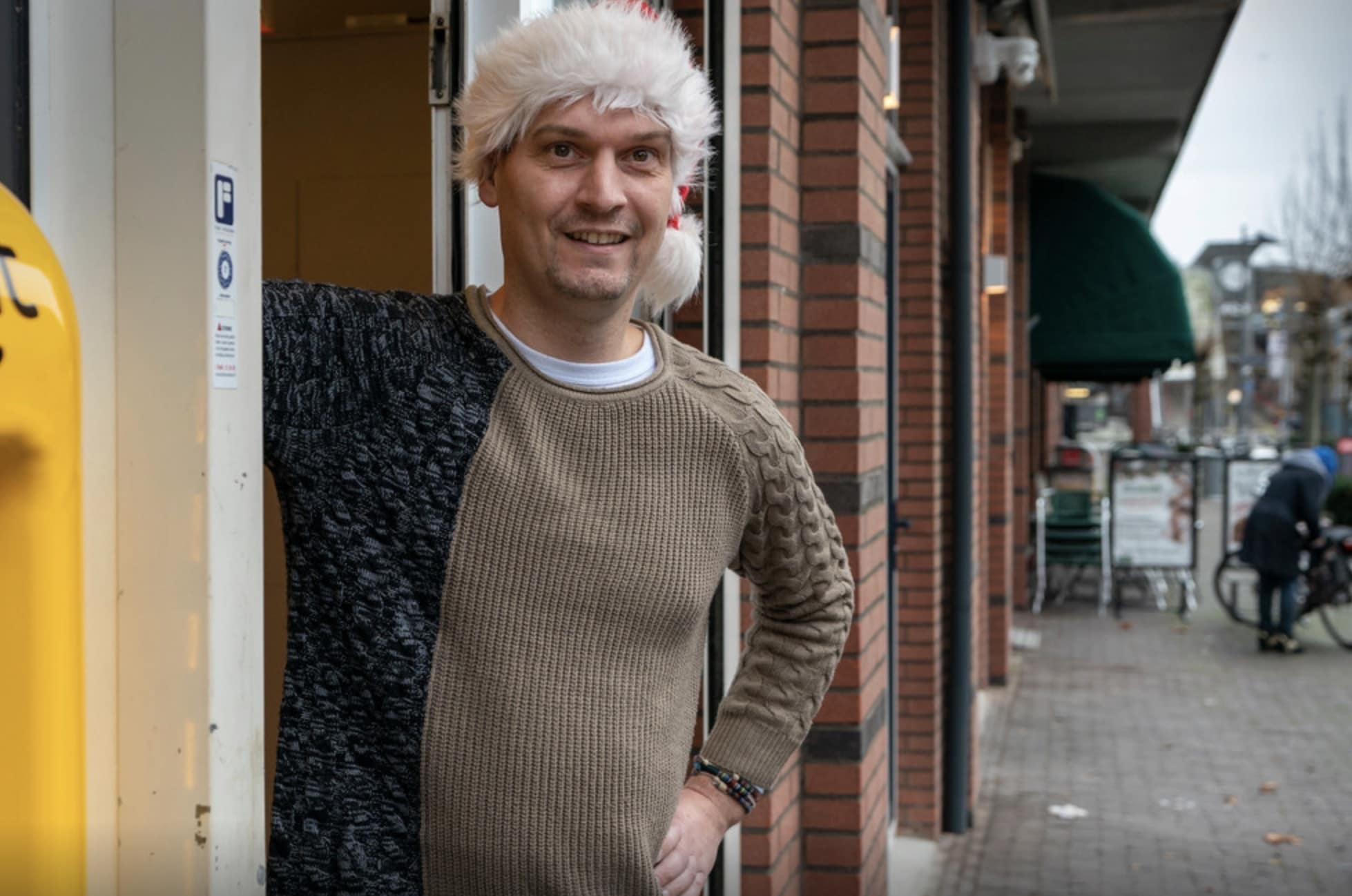 Dennis Smith verruilt tabakszaak voor baan in de zorg. Foto: Marc Bolsius