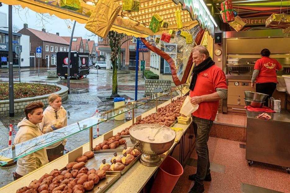 Oliebollenverkoop vanuit de oliebollenkraam in Oosterhout. Foto: Pix4Profs/Peter Braakmann