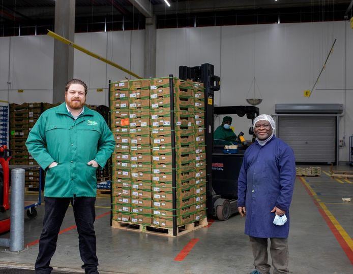 Remco de Bel, Operations Manager bij The Greenery, en productiemedewerker Samuel Nsiah.