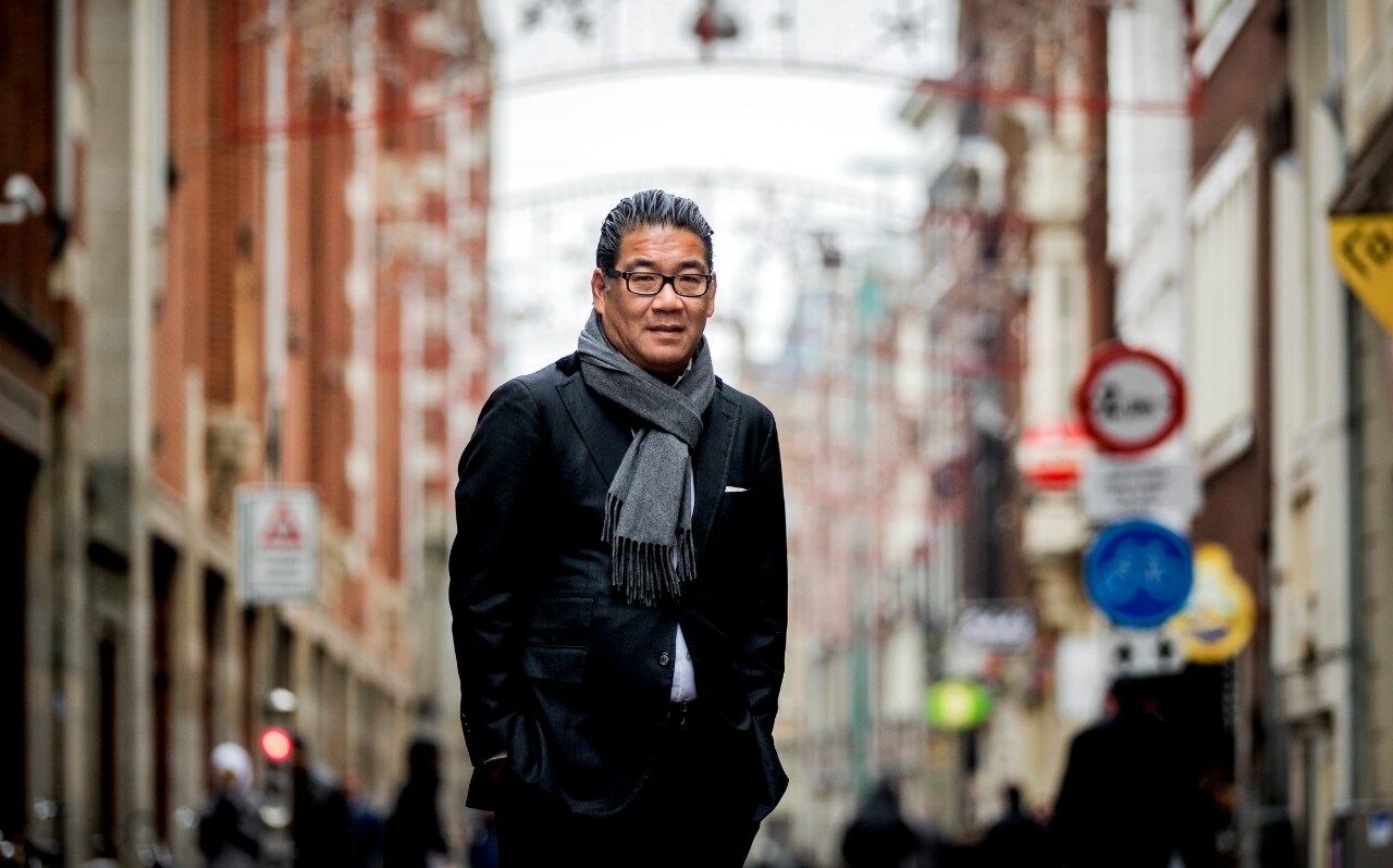 Ineens moesten alle zaken dicht, in maart. Het personeel kon naar huis. De Amsterdamse horecaondernemer Won Yip (zeven horecazaken in de hoofdstad, foodhall in Scheveningen en investeerder in Dragons' Den) bleef, als kapitein op het schip. Zo heeft hij het altijd gedaan. Hard werken, offers brengen. ‘Wij komen er wel doorheen.’