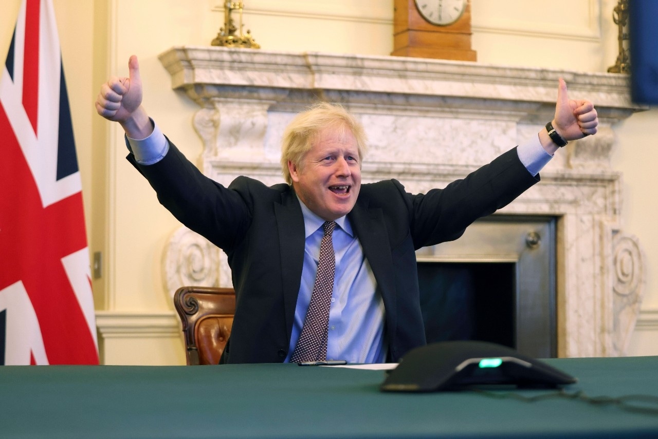 Boris Johnson lijkt tevreden. Blij, eigenlijk. Opgelucht? Foto: ANP.