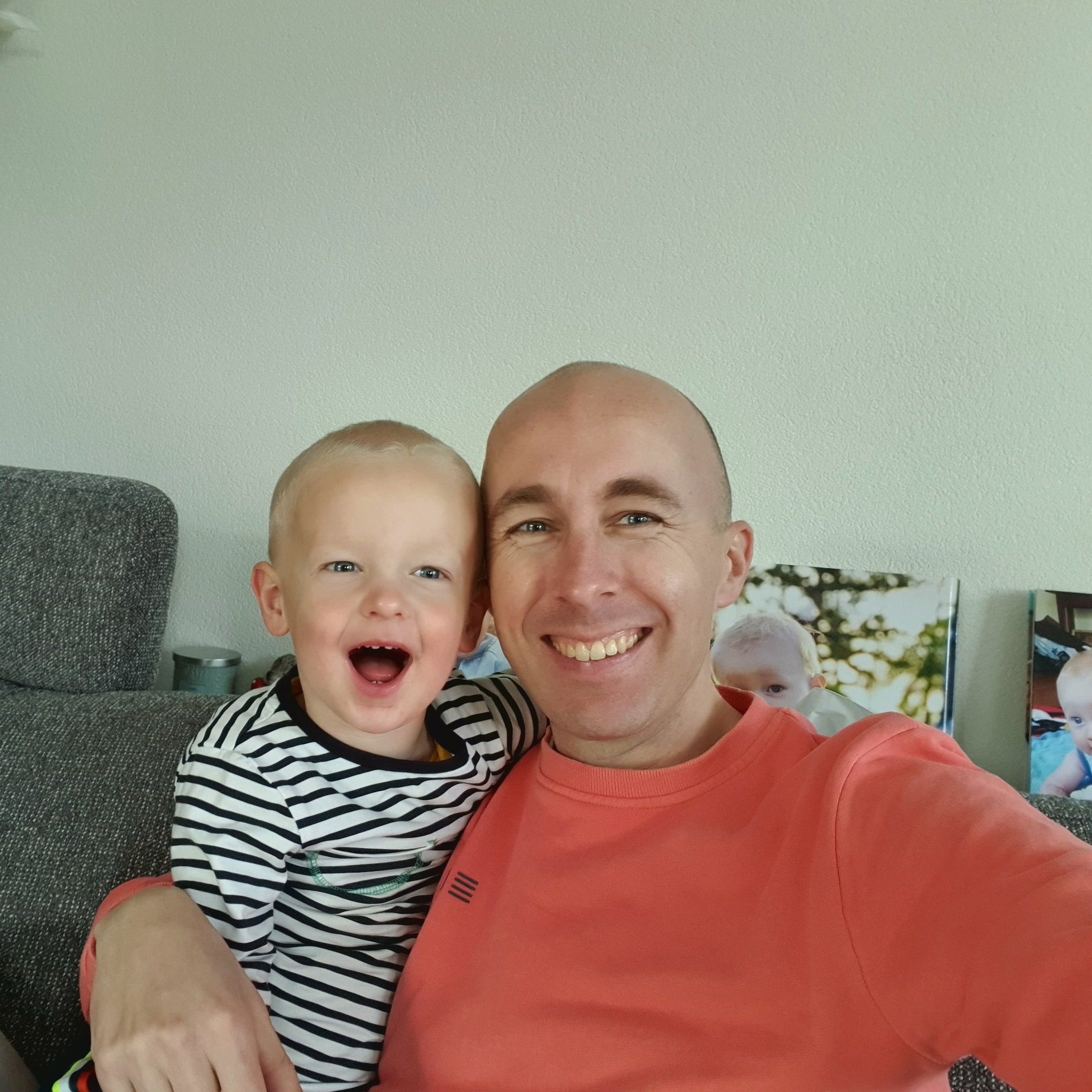Ondernemer Bas Pronk, met zoontje Mats. Rijk in de lockdown.