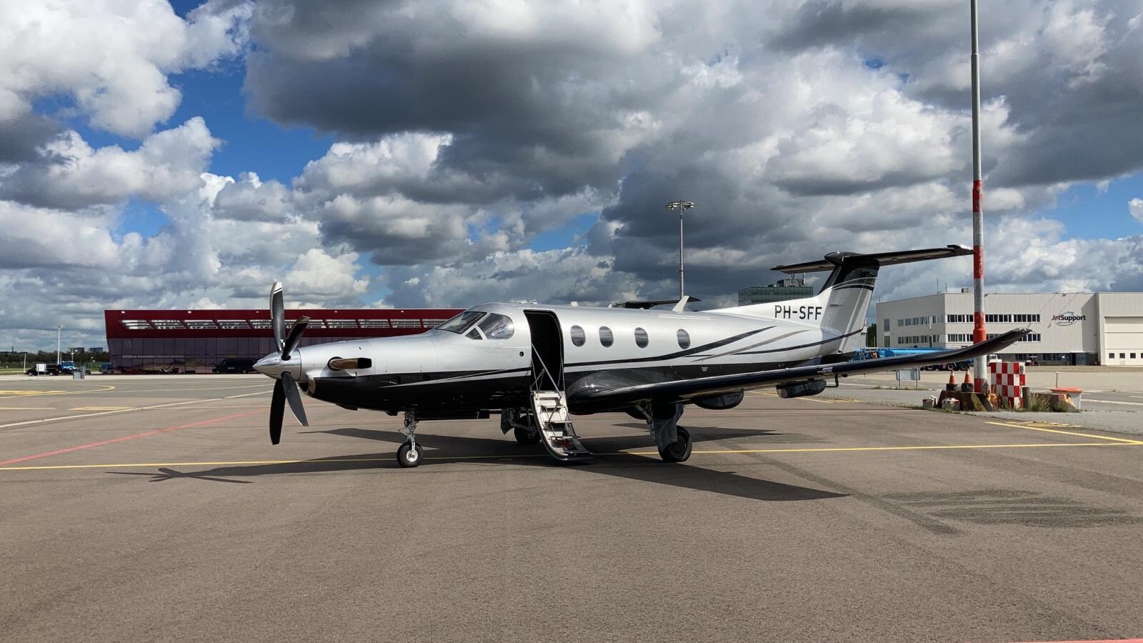 Silver Flight, de jongste luchtvaartmaatschappij van Nederland, bestaat sinds oktober dit jaar en vliegt met de Pilatus PC-12, het groenste commerciële vliegtuig van Europa. De luchtvaartmaatschappij is een initiatief van groene ondernemers Kelly Otte en Sytse Bouwer.