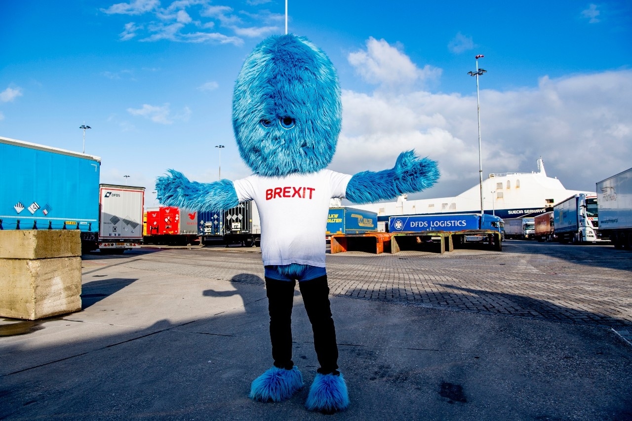 Hij is dus in Dover, en niet voor niets. Het blauwe Brexit Monster van minister Blok heeft het Verenigd Koninkrijk bereikt, Nu nog terug... Foto: ANP.