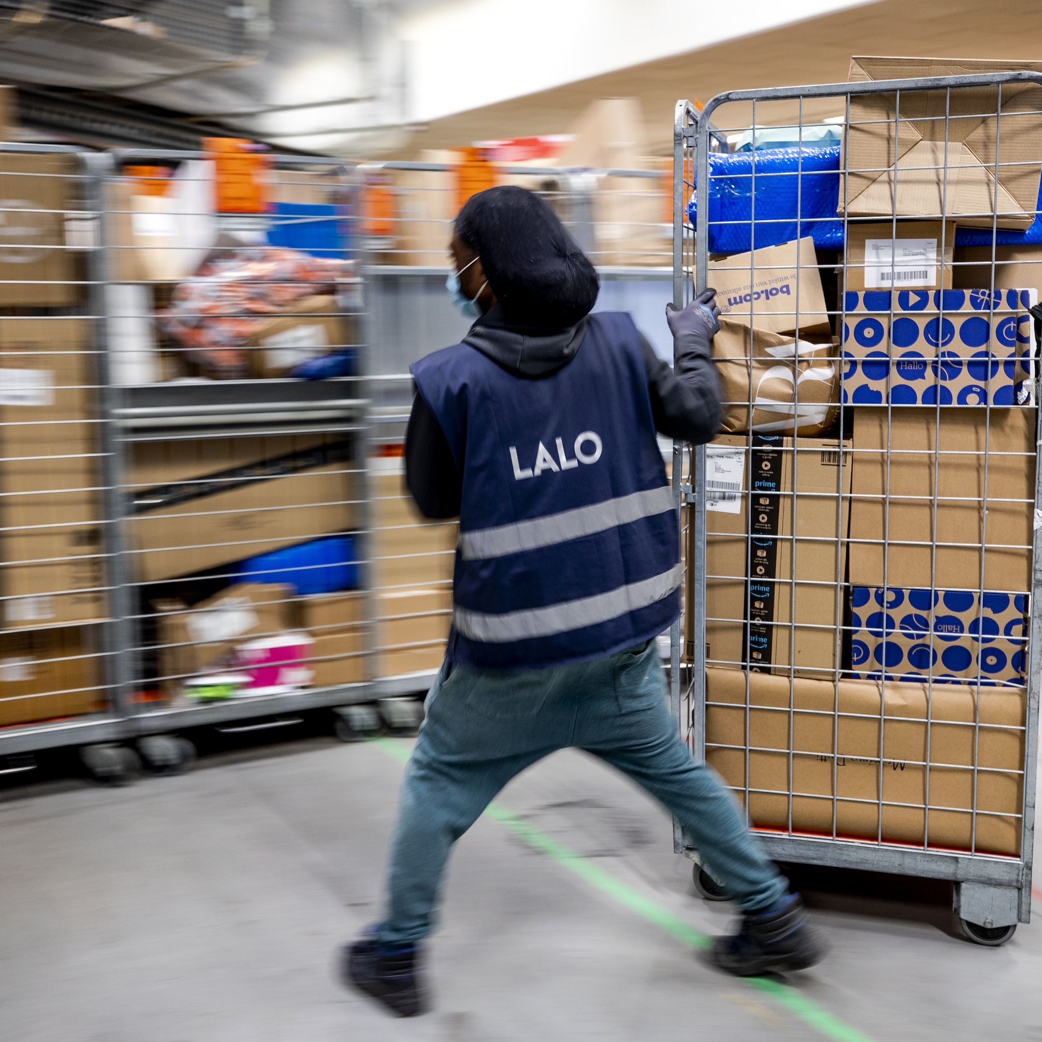 postnl in gesprek met webshops en retailers om te blijven bestellen