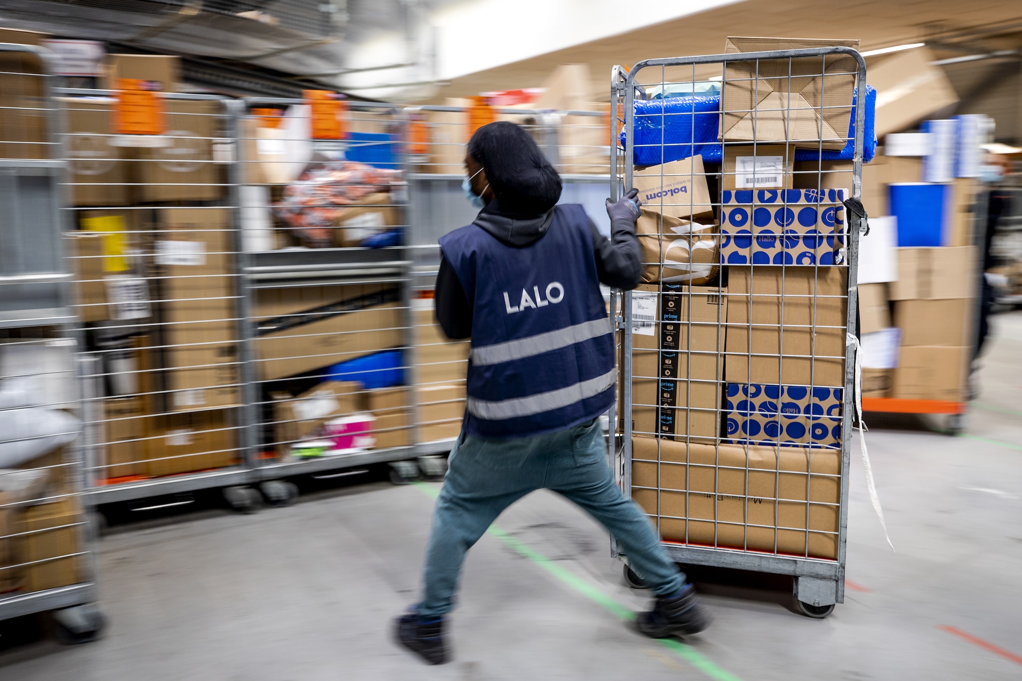 PostNL zet alles op alles om de immense stroom pakketten te verwerken