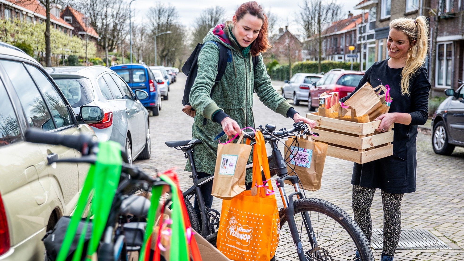 Eigenaren van winkel Juffvrouw Pollewop brengen hun online bestelling zelf rond. Foto: Jeffrey Groeneweg