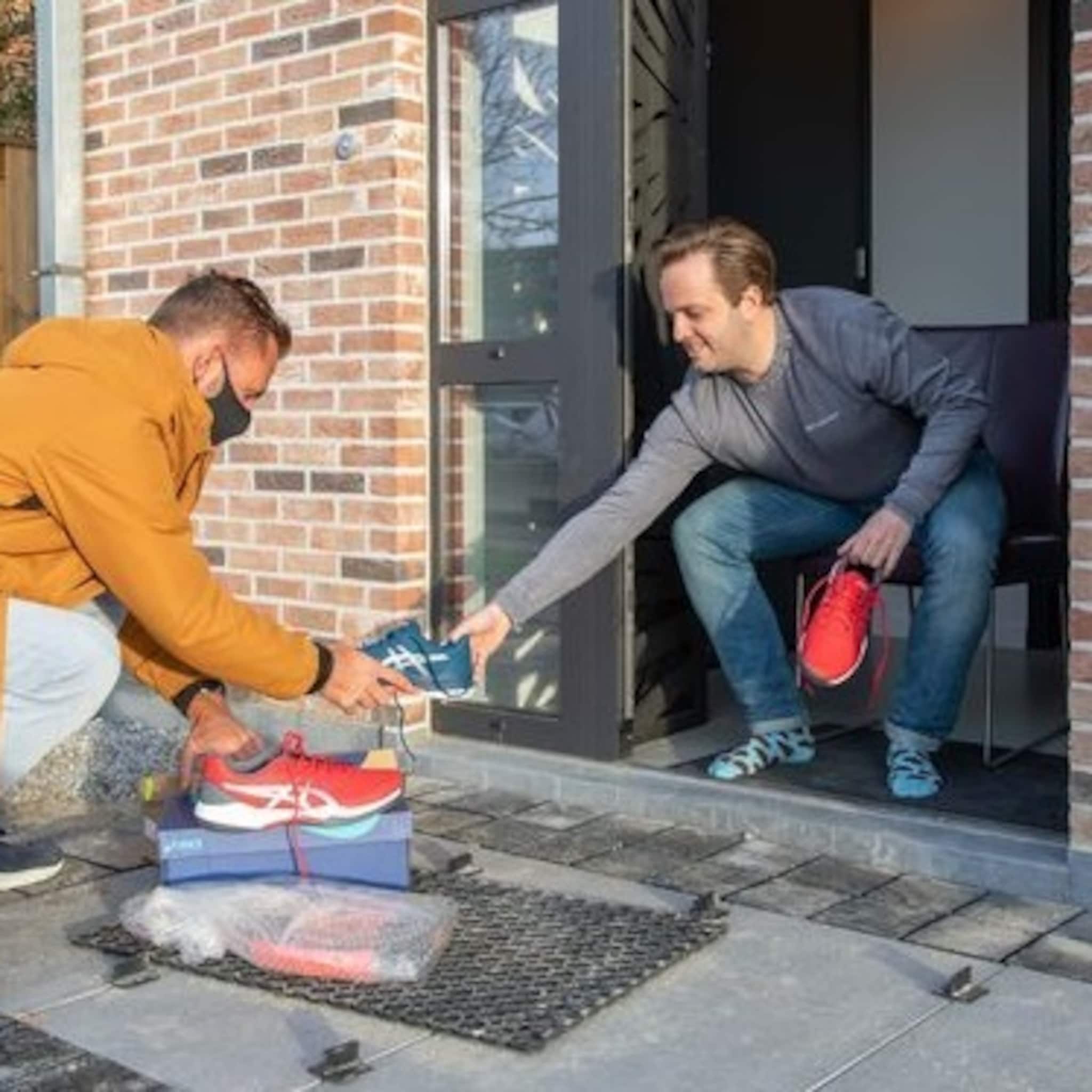 schoenen passen op de drempel winkeliers bezorgen nu aan huis