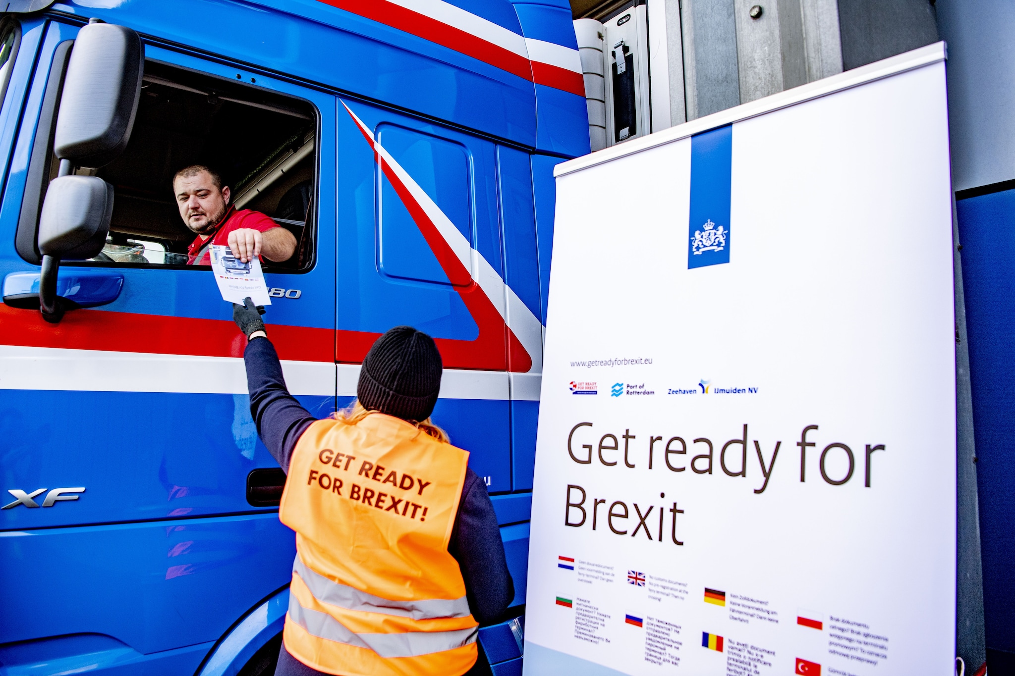 Vrachtwagenchauffeurs ontvangen flyers als onderdeel van de Get Ready For Brexit-campagne in de Rotterdamse haven. Foto: ANP