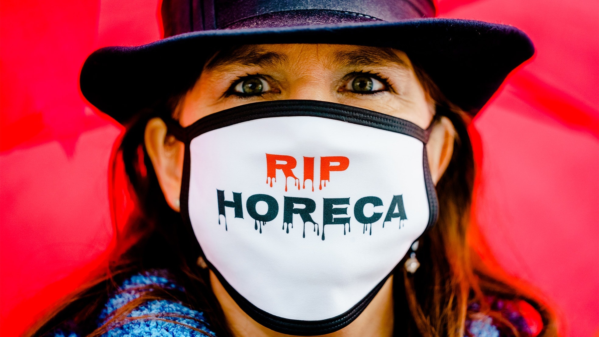 Een demonstrant vraagt aandacht voor de ondernemers die op het punt van omvallen staan door de coronacrisis. Foto: ANP
