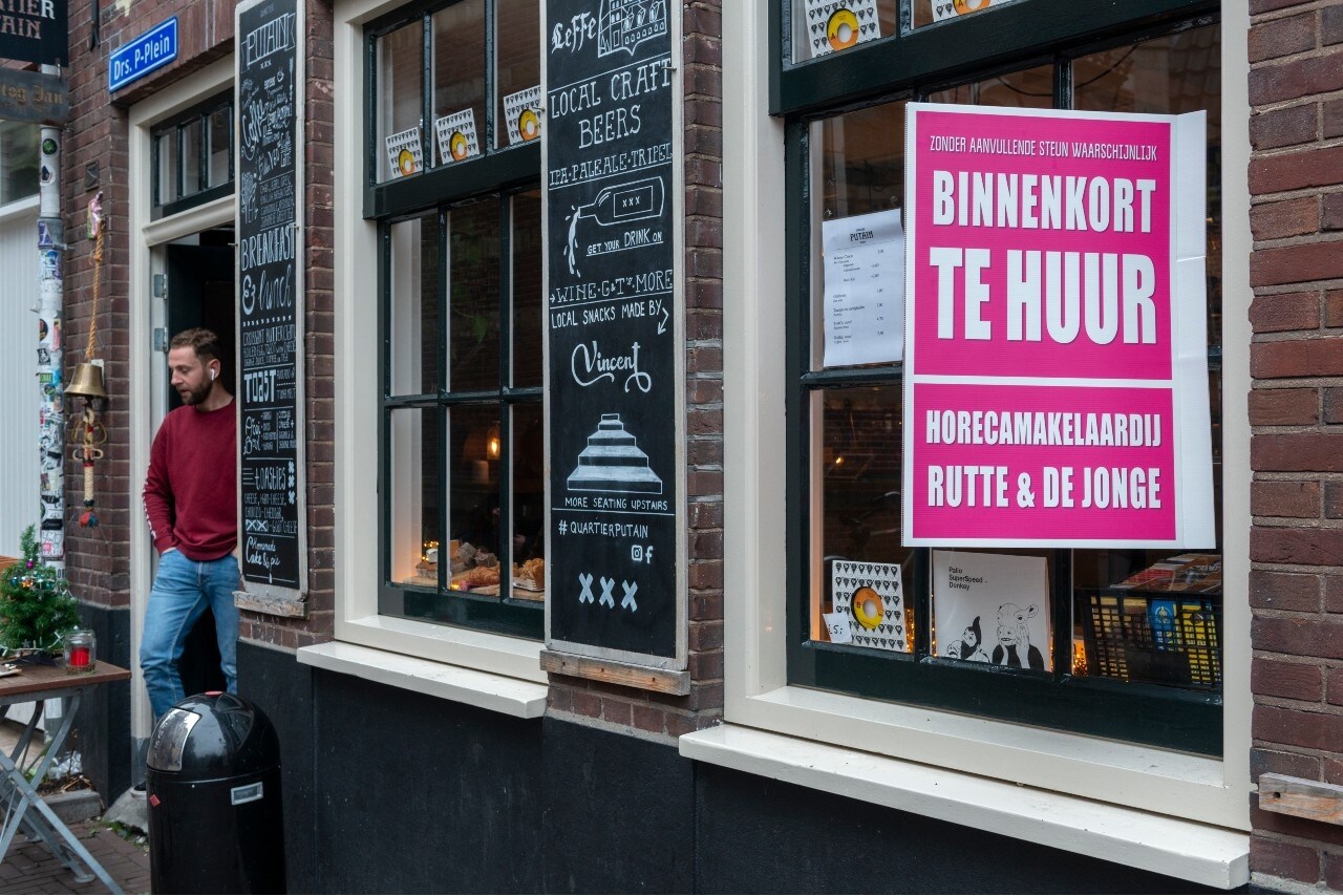 Op het raam van een cafe die gesloten is vanwege de lockdown, hangt een verhuurbord. Met de tekst, Binnenkort te huur - horecamakelaardij Rutte &amp; de Jonge. Foto: ANP.