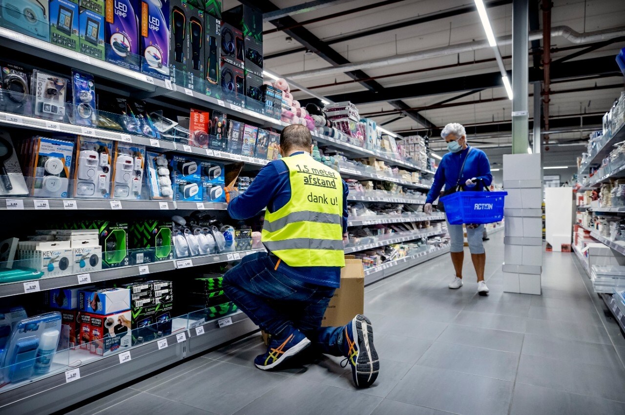 Kabinet scherpt regels voor 'essentiële' winkels zoals Action en Hema aan.