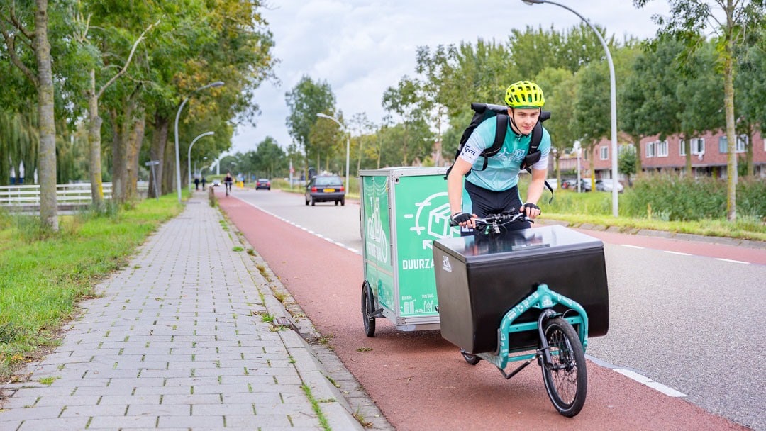 Een koerier van Fietskoeriers.nl op pad.
