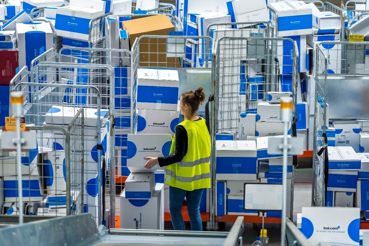 Pakjes worden voor verzending gesorteerd in het distributiecentrum. Foto: ANP