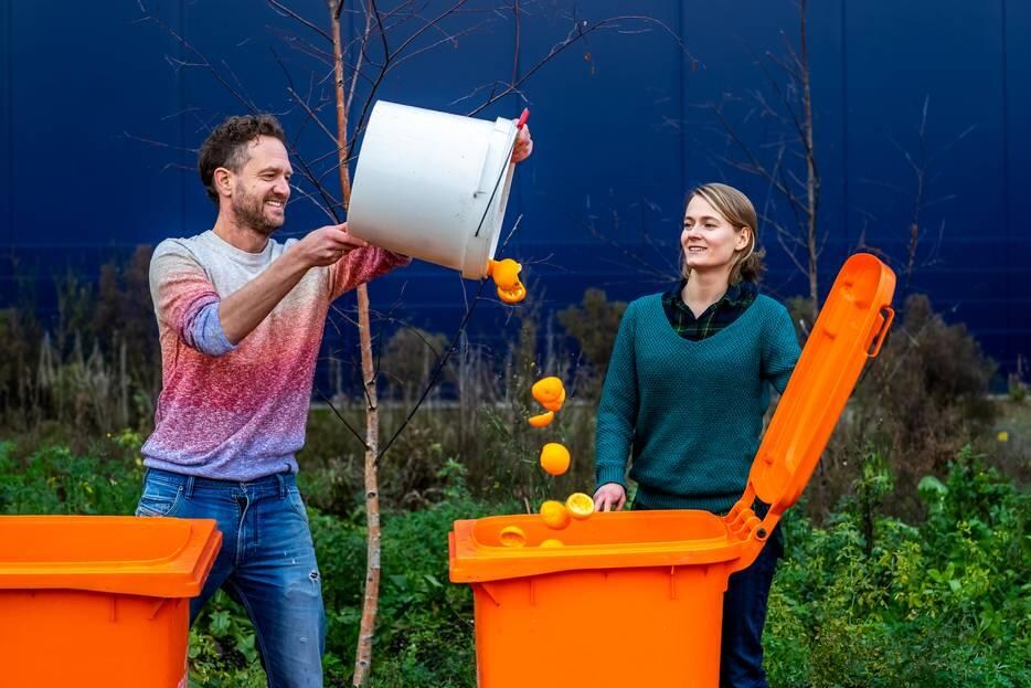 Bas van Abel (43) en Anja Cheriakova (34), eigenaren van De Clique, tussen hun op afvalstoffengrond gekweekte kruiden. Foto: Angeliek de Jonge