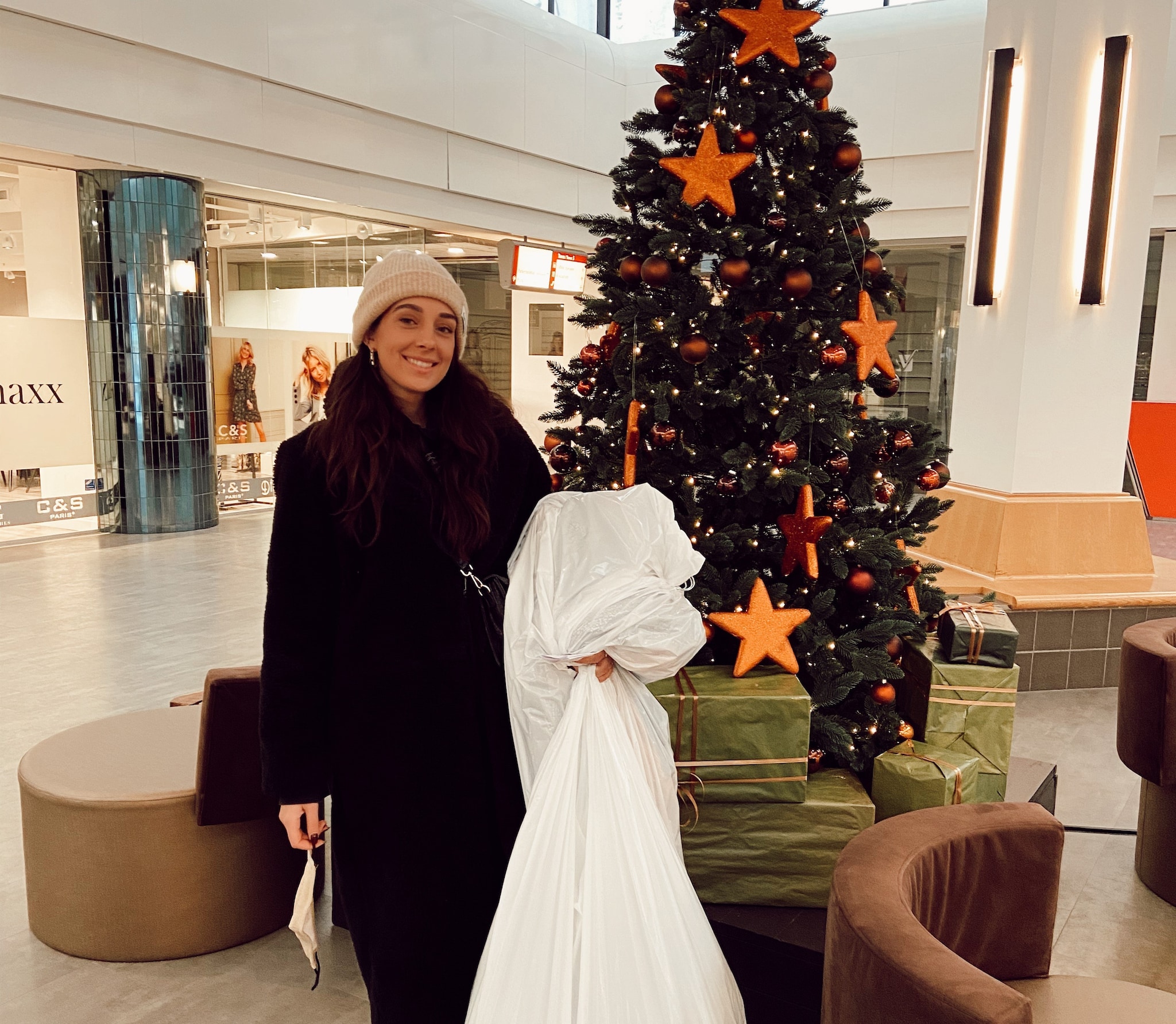 Daniëlle van dane.studios in het World Fashion Center: haar online collectie is verder vooral feestelijk uitgebreid, en dat voor de komende feestdagen.