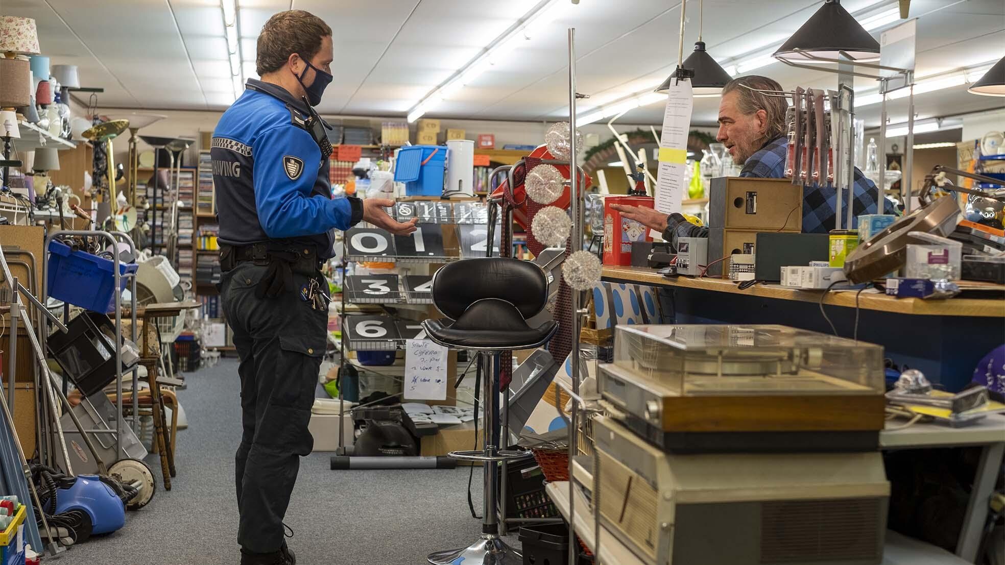 Kringloopeigenaar Gerjo Pereira (rechts) en een boa in zijn winkel. Foto: Henri van der Beek