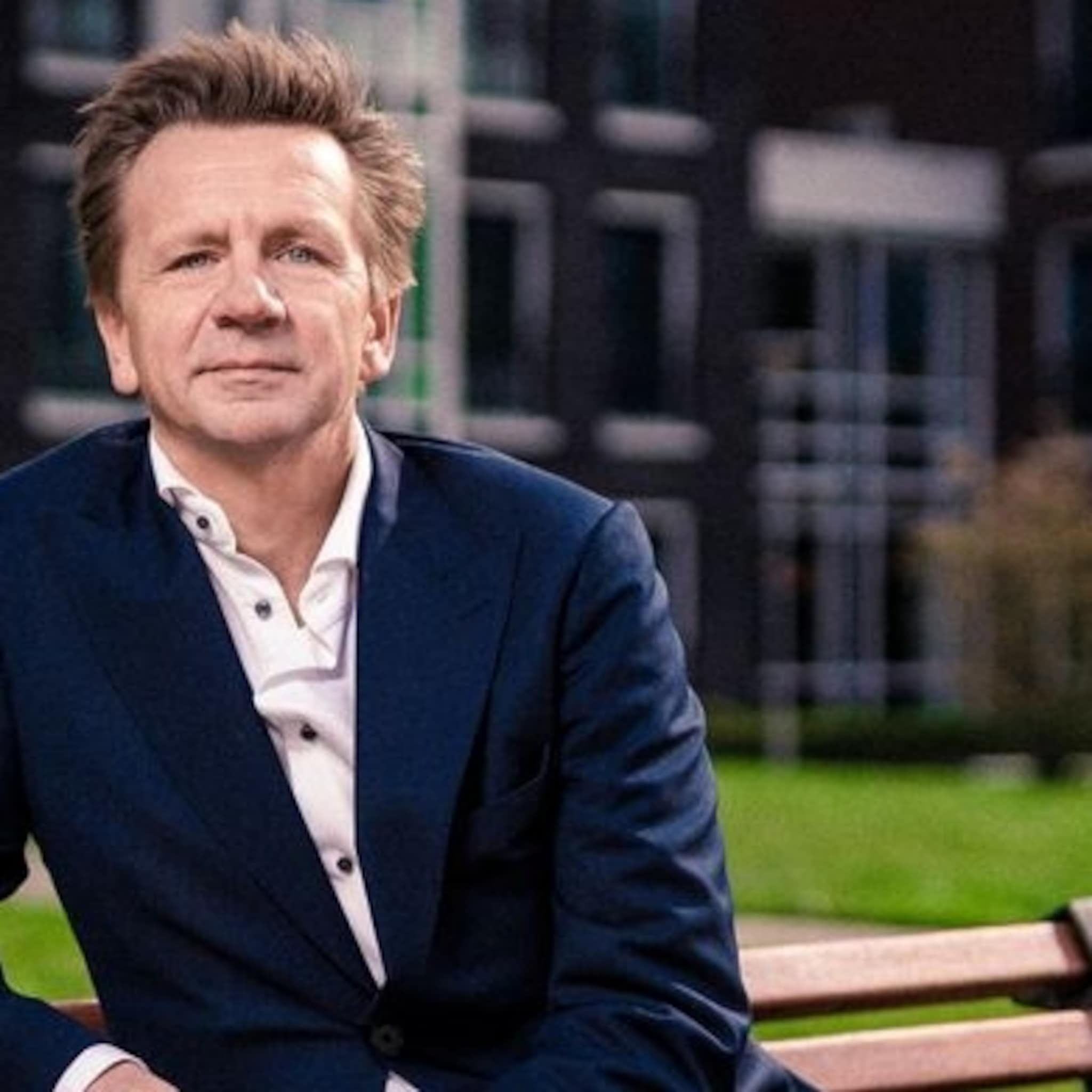 dit it bedrijf strikt herman den blijker en gaat met 800 man koken